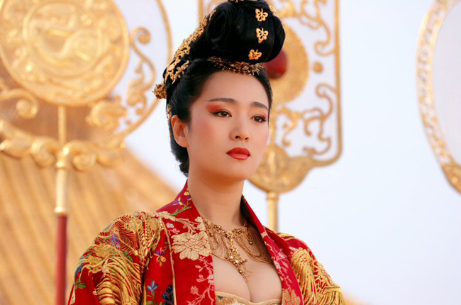 Người đẹp của Hoàng Kim Giáp quyến rũ từ thuở thiếu nữ đến ngay cả lúc hơn 40 tuổi. Vẻ đẹp đậm chất Trung Hoa của Củng Lợi khiến nhiều nữ diễn viên thế hệ sau phải khao khát. Vì thế, có những người đẹp đã đi theo phong cách của cô để trở thành những “bản sao”.